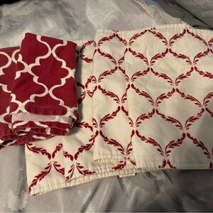 Set of 4 Holiday Placenats and Napkins. Red. Christmas.